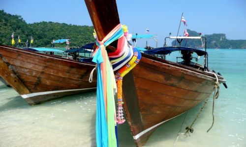 Zdjcie TAJLANDIA / Koh Phi Phi Don / Yongkasem beach / Kolorowe wstgi na cze Buddy 2