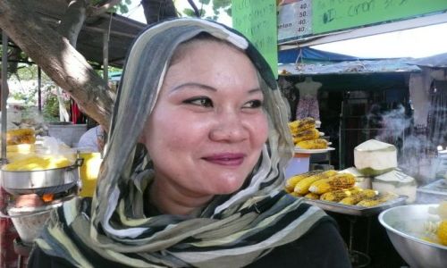 Zdjcie TAJLANDIA / Koh Phi Phi Don / Yongkasem beach / Sprzedawczyni praonej kukurydzy
