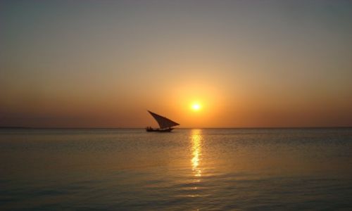 Zdjecie TANZANIA / ZANZIBAR / ZANZIBAR / ZANZIBAR - LODZ RYBACKA O ZMIERZCHU...