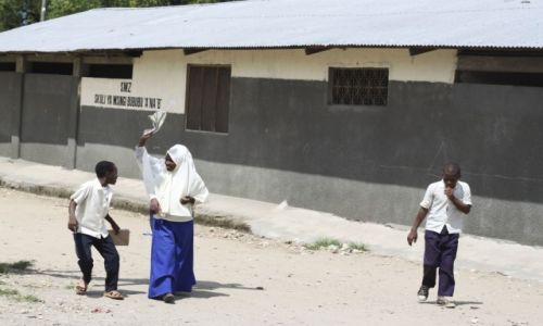 Zdjecie TANZANIA / srodek wyspy / Zanzibar / Dzieci wesoo wybiegy ze szkoy
