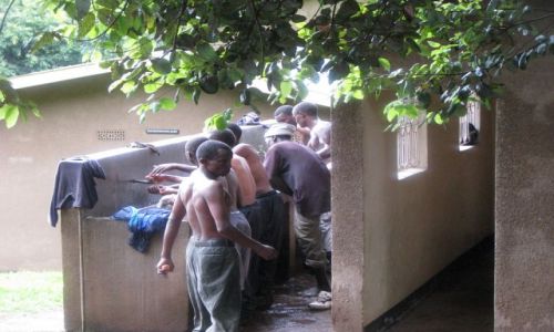 Zdjęcie TANZANIA / Afryka, / Mweka Gate, Kilimanjaro / Toaleta tragarzy po zejściu ze szczytu Kilimanjaro