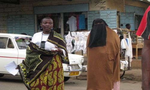 Zdjęcie TANZANIA / Afryka, / Moshi / Kobieta z telefonem i bez