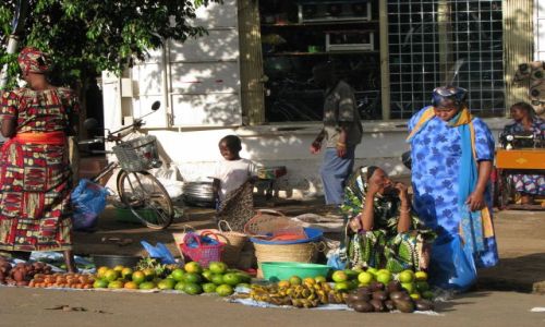 Zdjecie TANZANIA / Afryka, / Moshi / Warzywniak i krawiec w tle