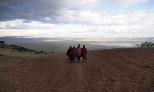 Zdjęcie TANZANIA / Ngorongoro / Zbocze kaldery / chłopcy nad Kalderą