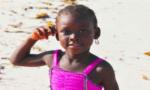 Zdjecie TANZANIA / Zanzibar / wybrzee wschodnie / Dziewczynka na play