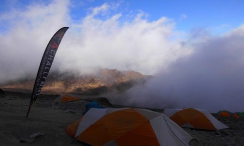 TANZANIA / - / Kilimandżaro / Obóz dosłownie tonie w chmurach.