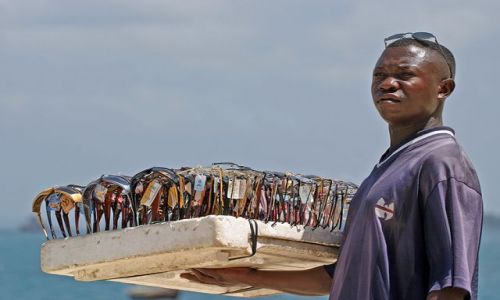 Zdjecie TANZANIA / Zanzibar / Dar es Salaam / Czowiek o 100 oczach