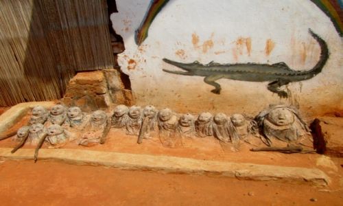 TOGO / AFRYKA / TOGOVILLE - FETYSZE VODOO CHRONIACE DOMY MIESZKANCOW MIASTECZKA  / VODOO CENTER - TOGOVILLE