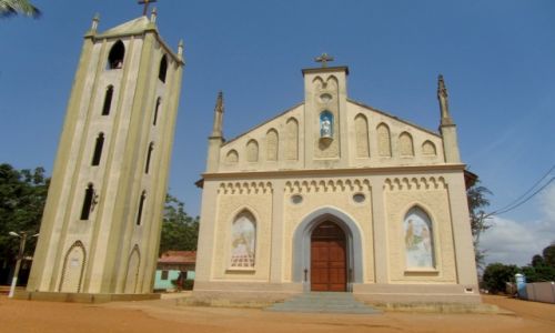 TOGO / AFRYKA / TOGOVILLE - KOSCIOL KATOLICKI WALCZY Z VODOO O WYZNAWCOW ! / VODOO CENTER - TOGOVILLE