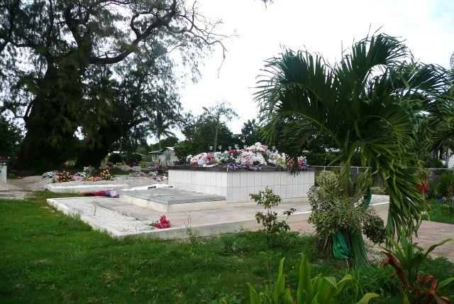 Zdjęcia: Nuku'alofa, Tongatapu, Pomniki koło domu, TONGA Zdjęcia: Nuku'alofa, Tongatapu, Pomniki koło domu, TONGA