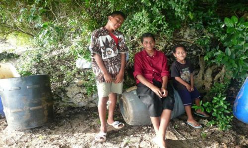Zdjęcie TONGA / Vava'u / Tapana / chłopcy z Tonga