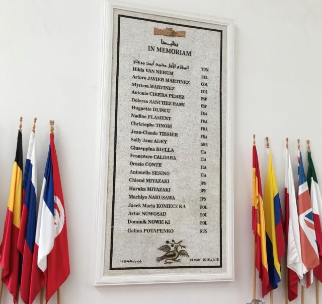 Zdj cia: Muzeum Bardo w Tunisie, W Muzeum Bardo - tablica upamiętniająca osoby, które zginęły w zamachu terrorystycznym., TUNEZJA Zdj cia: Muzeum Bardo w Tunisie, W Muzeum Bardo - tablica upamiętniająca osoby, które zginęły w zamachu terrorystycznym., TUNEZJA