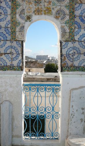 Zdjęcia: stare miasto, Tunis, Widok przez okno-drzwi, TUNEZJA Zdjęcia: stare miasto, Tunis, Widok przez okno-drzwi, TUNEZJA