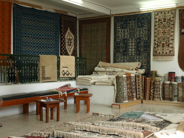 Zdjęcia: sala dywanowa, Kairuan, zapraszamy na zakupy, TUNEZJA Zdjęcia: sala dywanowa, Kairuan, zapraszamy na zakupy, TUNEZJA