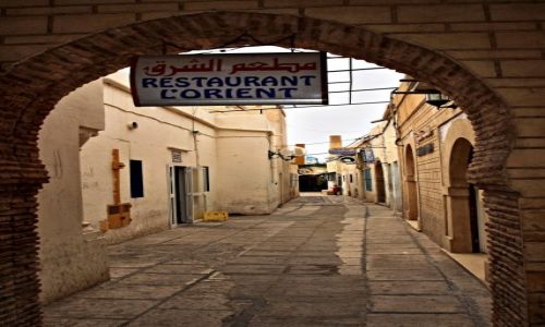 Zdjecie TUNEZJA / - / Tunis /  Uliczki  przepenione zgiekiem i zapachami 