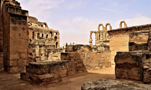 Zdjęcie TUNEZJA / środkowej części wschodniego wybrzeża / El Jem /  Koloseum jako perła wśród tunezyjskich zabytków