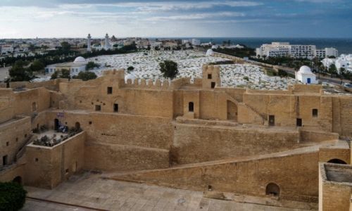 Zdjęcie TUNEZJA / Gubernatorstwo Monastyr, / Ribat / z widokiem na cmentarz