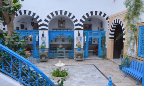Zdjęcie TUNEZJA / Tunis / dzielnica Tunisu Sidi Bou Said / Domostwo w dzielnicy