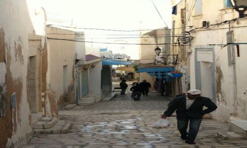Zdjecie TUNEZJA / brak / Uliczki w medinie. Uwaga, trasa biegnie m.in do Dzielnicy Czerwonych Latarni, trafiam tam / Sousse
