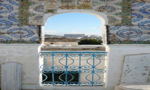 Zdjecie TUNEZJA / Tunis / stare miasto / Widok przez okno-drzwi
