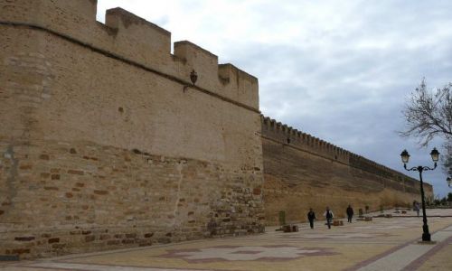 Zdjęcie TUNEZJA / Kairuan / medina / najdłuższy mur obronnego miasta