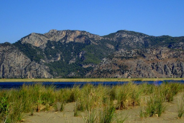 Zdj cia: przy plaży Iztuzu, Wybrzeże Egejskie, Pas rozdzielający morze od ujścia rzeki Dalyan, TURCJA Zdj cia: przy plaży Iztuzu, Wybrzeże Egejskie, Pas rozdzielający morze od ujścia rzeki Dalyan, TURCJA