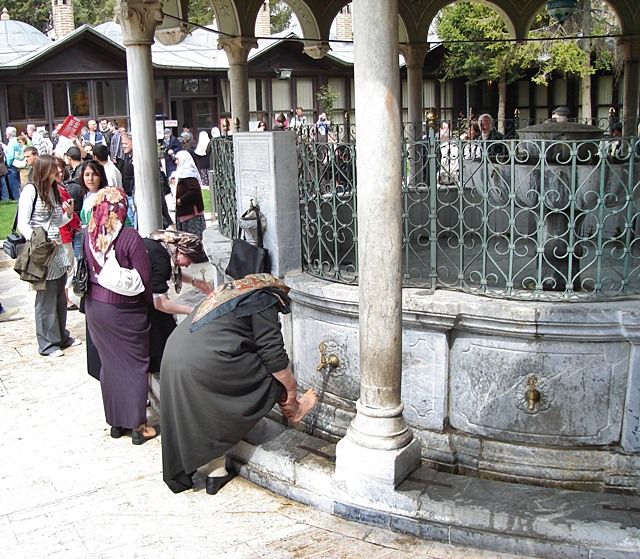 Zdjęcia: Konya, Mauzoleum Mevlany, Wyżyna Osmańska, Muzułmanki, TURCJA Zdjęcia: Konya, Mauzoleum Mevlany, Wyżyna Osmańska, Muzułmanki, TURCJA
