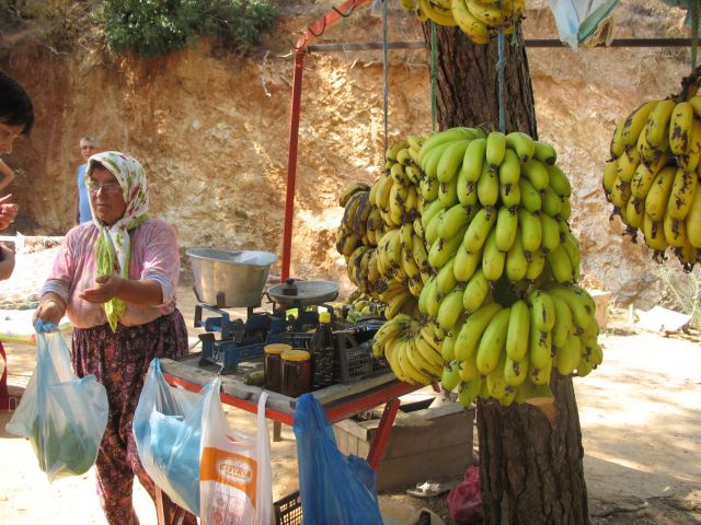 Zdjęcia: Turcja, południowo-wschodnia Turcja, bananowa sprzedawczyni, TURCJA Zdjęcia: Turcja, południowo-wschodnia Turcja, bananowa sprzedawczyni, TURCJA