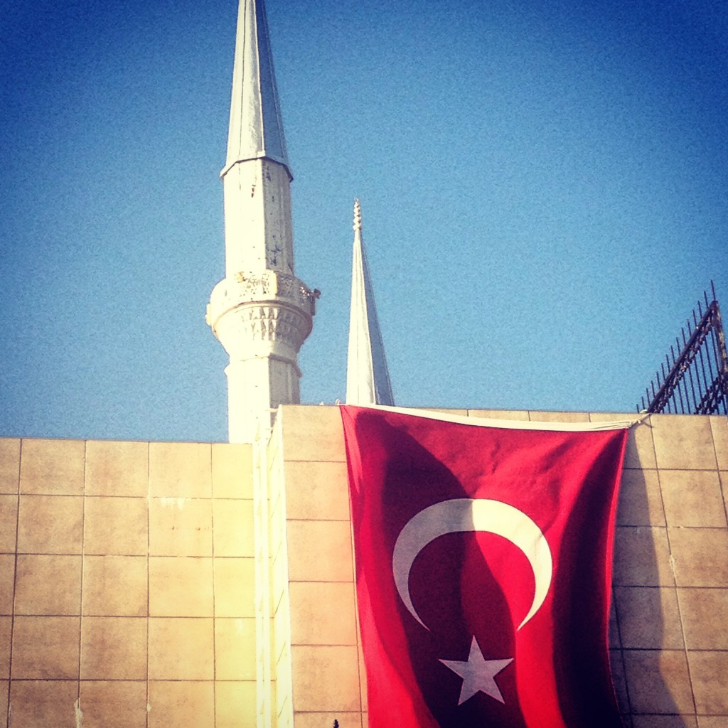 Zdjęcia: Bodrum, bodrum, flaga i meczet, TURCJA Zdjęcia: Bodrum, bodrum, flaga i meczet, TURCJA