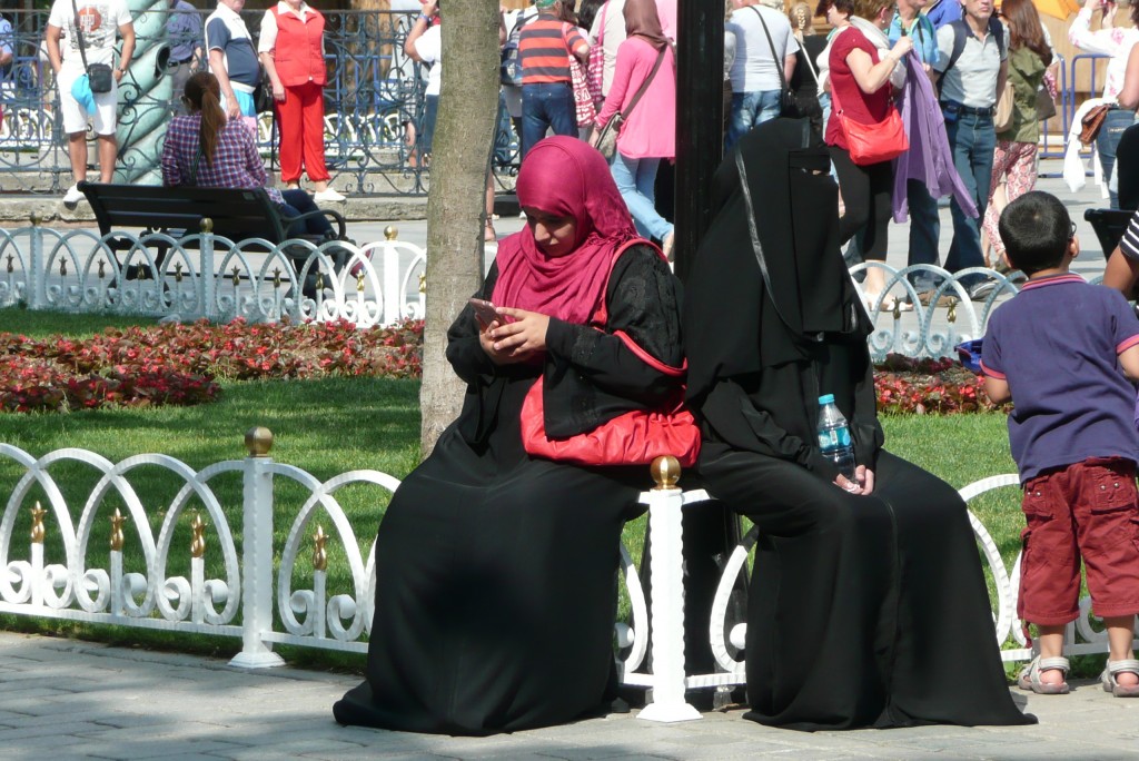 Zdjęcia: Koło Błękitnego Meczetu, Istambuł, Turczynki, TURCJA Zdjęcia: Koło Błękitnego Meczetu, Istambuł, Turczynki, TURCJA