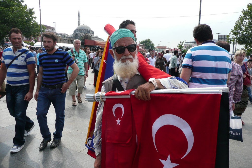 Zdjęcia: Targ Egipski, Istambuł, sprzedawca flag, TURCJA Zdjęcia: Targ Egipski, Istambuł, sprzedawca flag, TURCJA