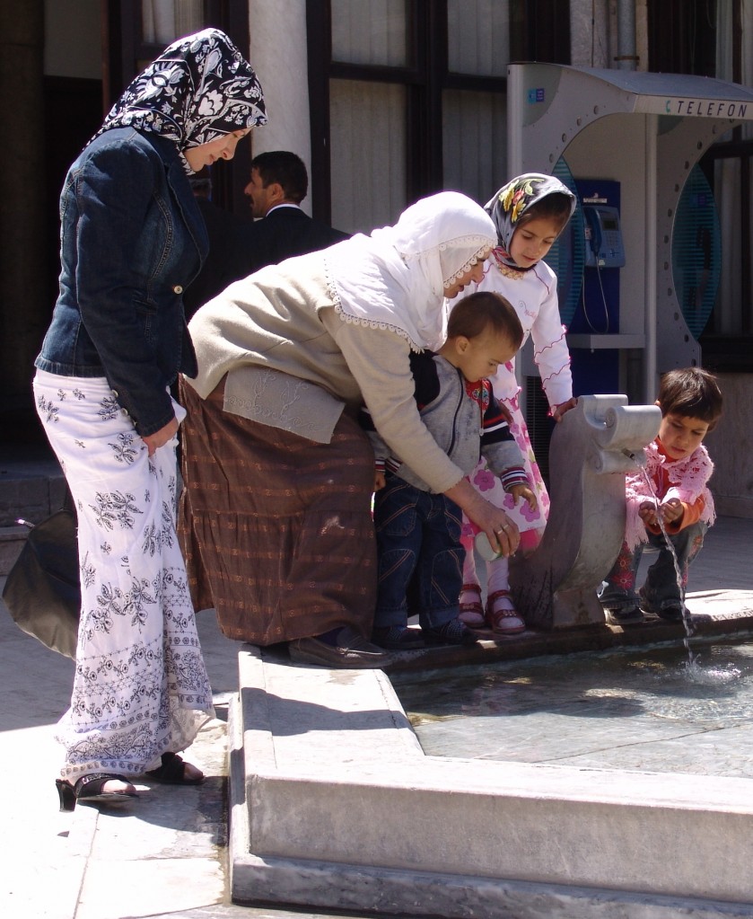 Zdjęcia: Konya, Centralna Anatolia, Rodzina przy studni, TURCJA Zdjęcia: Konya, Centralna Anatolia, Rodzina przy studni, TURCJA
