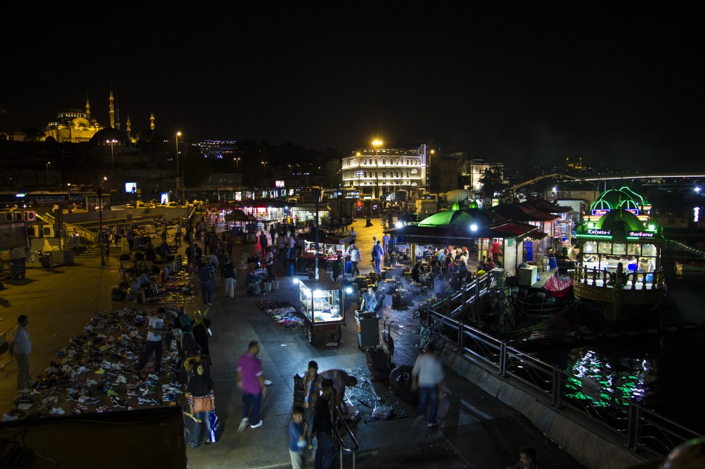 Zdjęcia: Most Galata, Stambuł, Bazar przy moście Galata nocą, TURCJA Zdjęcia: Most Galata, Stambuł, Bazar przy moście Galata nocą, TURCJA
