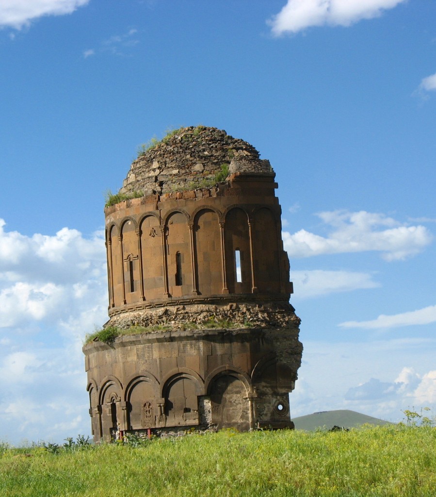 Zdjęcia: Anatolia Wschodnia, , Ruiny ANI, dawnej stolicy Armenii  - Kościół Odkupiciela, TURCJA Zdjęcia: Anatolia Wschodnia, , Ruiny ANI, dawnej stolicy Armenii  - Kościół Odkupiciela, TURCJA