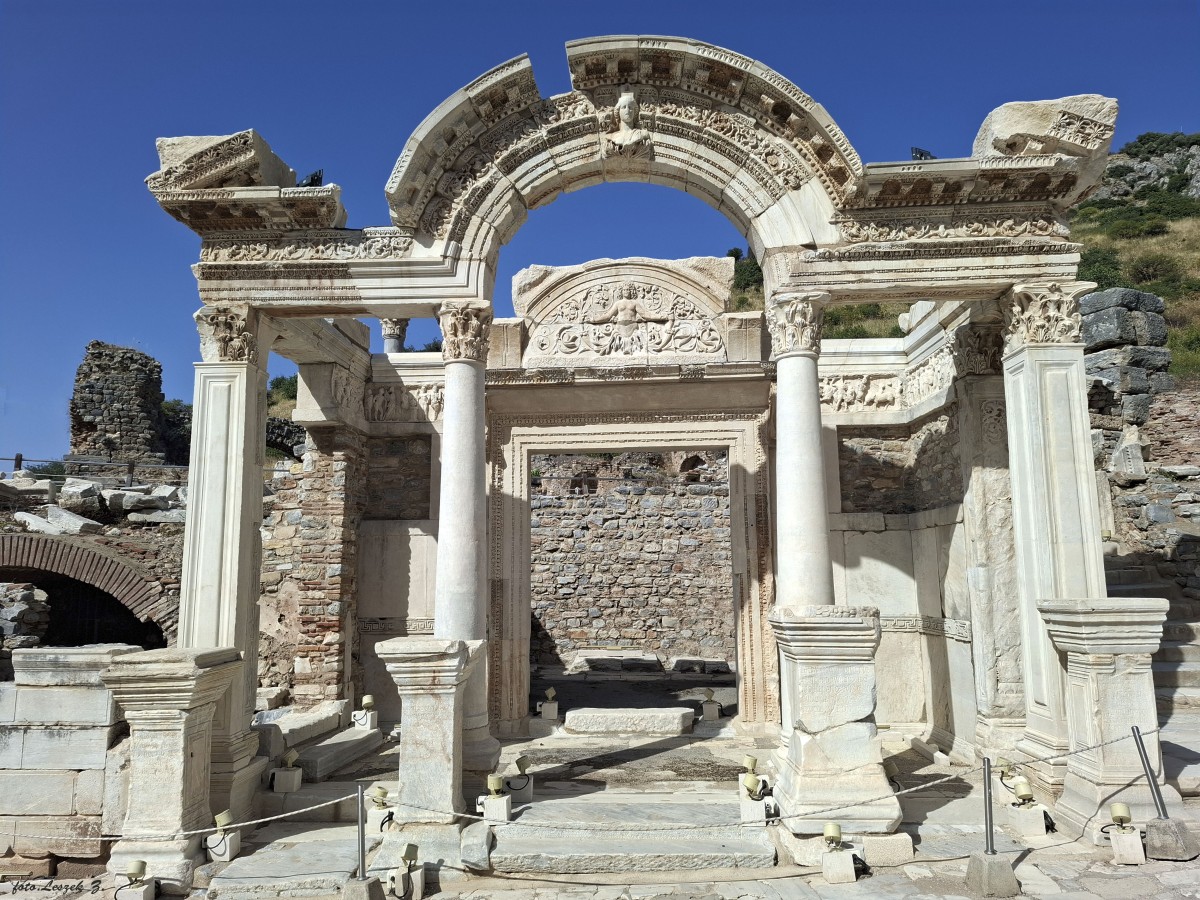 Zdjęcia: Ataturk., Selcuk., Dla Menhir Świątynia Hadriana w Efezie., TURCJA Zdjęcia: Ataturk., Selcuk., Dla Menhir Świątynia Hadriana w Efezie., TURCJA