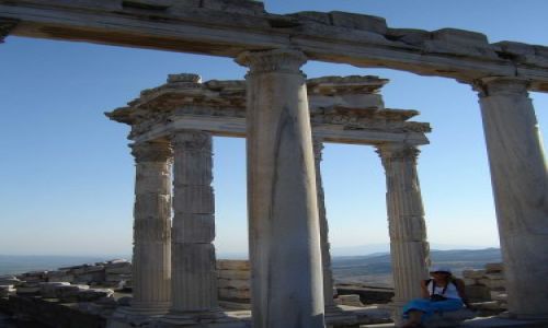 Zdjecie TURCJA / Pergamon / Pergamon / Pod kolumnami