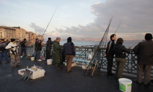 Zdjecie TURCJA / - / Stambu / Rybacy z mostu Galata