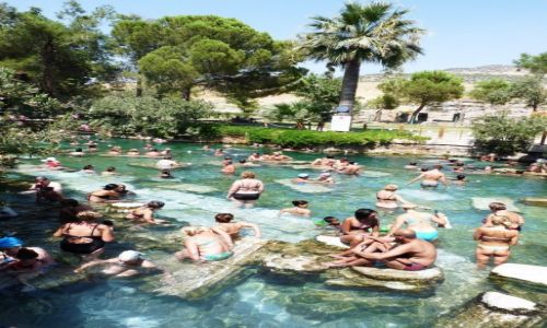 Zdjecie TURCJA / Pamukkale / Hierapolis - antyczny basen / Turystyczna zupa