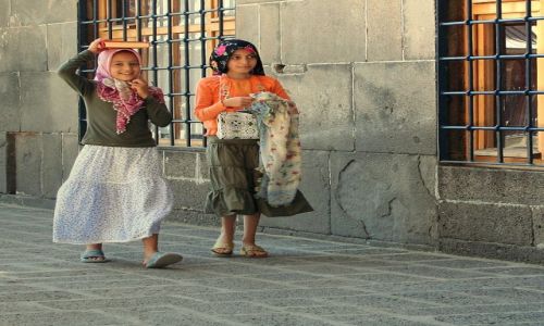 Zdjcie TURCJA / dziedziniec meczetu  / Diyarbakir / TURCJA