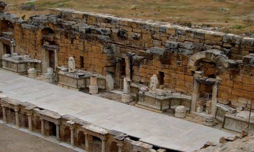 Zdjecie TURCJA / Hierapoils / Teatr Rzymski to jeden z najlepiej zachowanych na terenie Hierapolis obiektów. Zbudowany w / Hierapolis