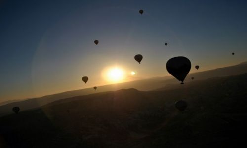 Zdjcie TURCJA / Turecka Anatolia / Kapadocja / Budzi si dzie ..
