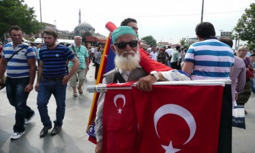 Zdjęcie TURCJA / Istambuł / Targ Egipski / sprzedawca flag