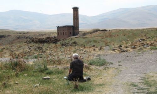 Zdj�cie TURCJA / Kurdystan / Ruiny miasta Ani / modlitwa w Ani