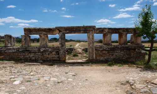 Zdjcie TURCJA / poudniowa Turcja / Hierapolis / pocztek albo koniec drogi