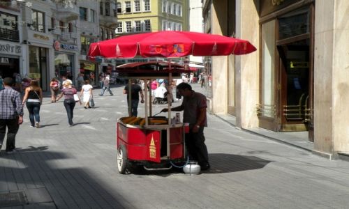 Zdjcie TURCJA / Stambu / Stambu / Sprzedawca gorcej kukurydzy