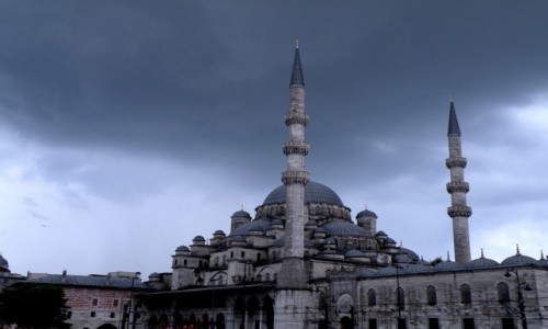 Zdjcie TURCJA / Stambu / miasto / Burzowo nad meczetem