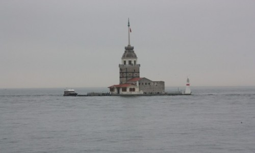 Zdjcie TURCJA / Stambu / Cienina Bosfor / Wiea Leandra w deszczu i mgle