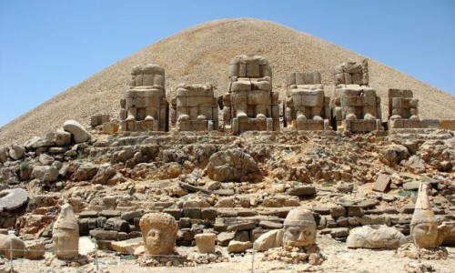 Zdjecie TURCJA / Anatolia Wschodnia / Nemrut / Tajemnicze posgi z gry Nemrut