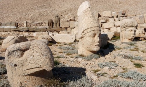 Zdjcie TURCJA / pd.-wsch. Anatolia / Nemrut / Kamienne gowy na grze Nemrut