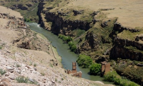 Zdjcie TURCJA / wschodnia Anatolia / Ani / Ruiny mostu w Ani, dzi na granicy Turcji i Armenii
